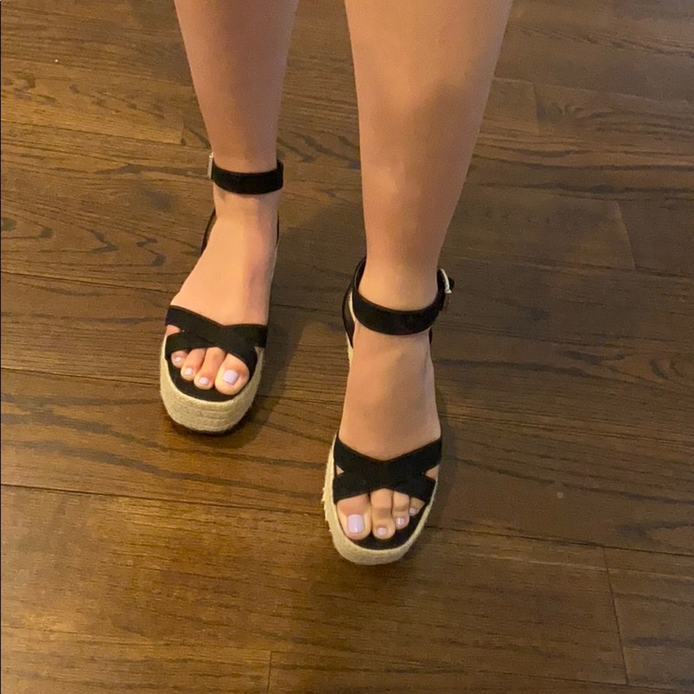 Black and rattan flat form sandals